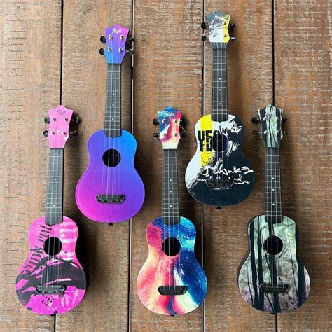 Ukuleles .